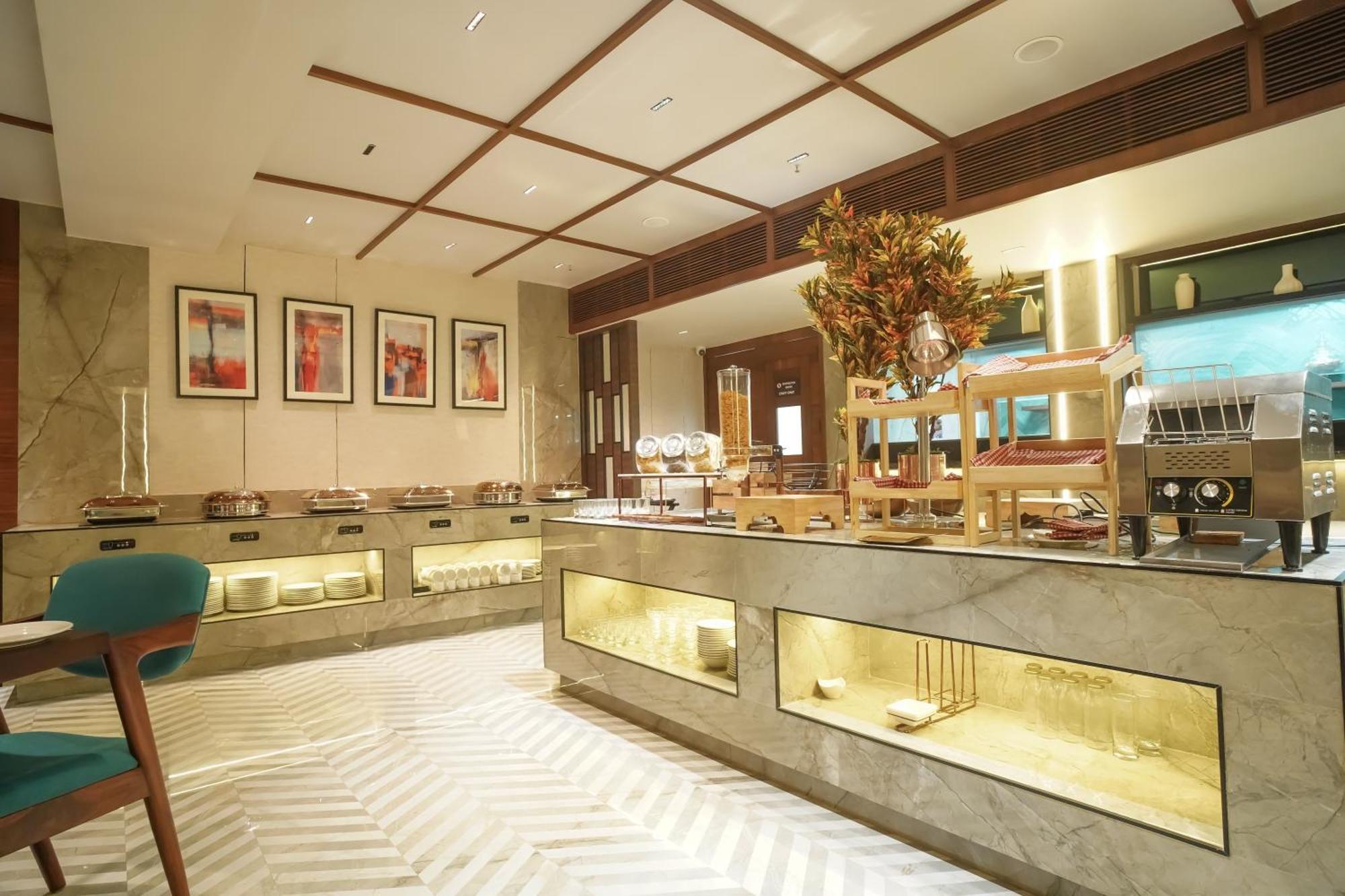 Ishaan Sarovar Portico เดฟการ์ ภายนอก รูปภาพ