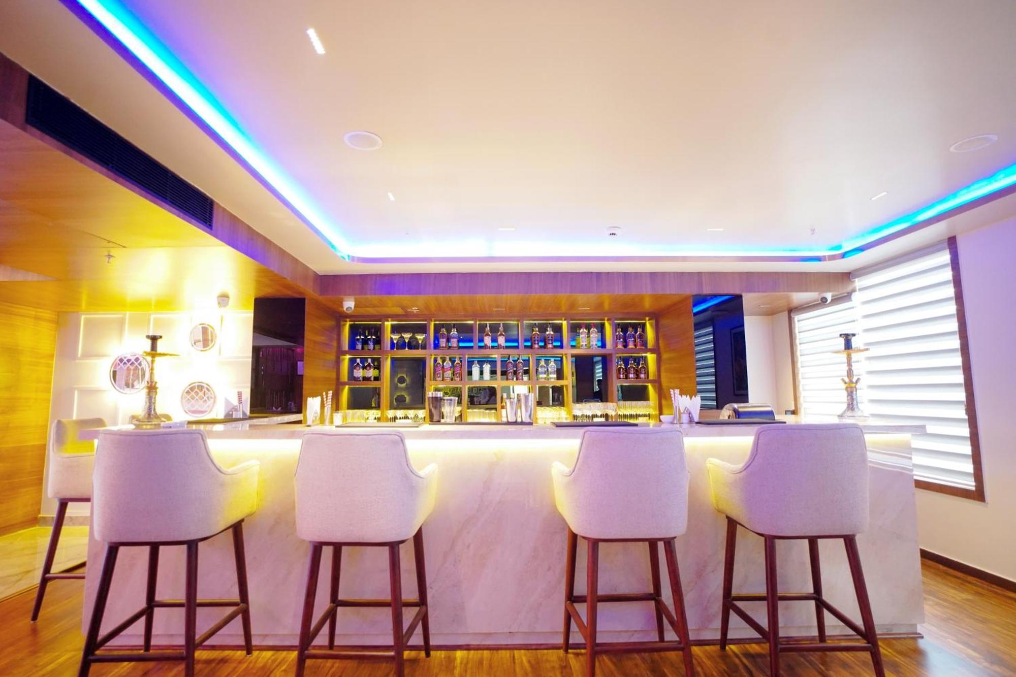 Ishaan Sarovar Portico เดฟการ์ ภายนอก รูปภาพ