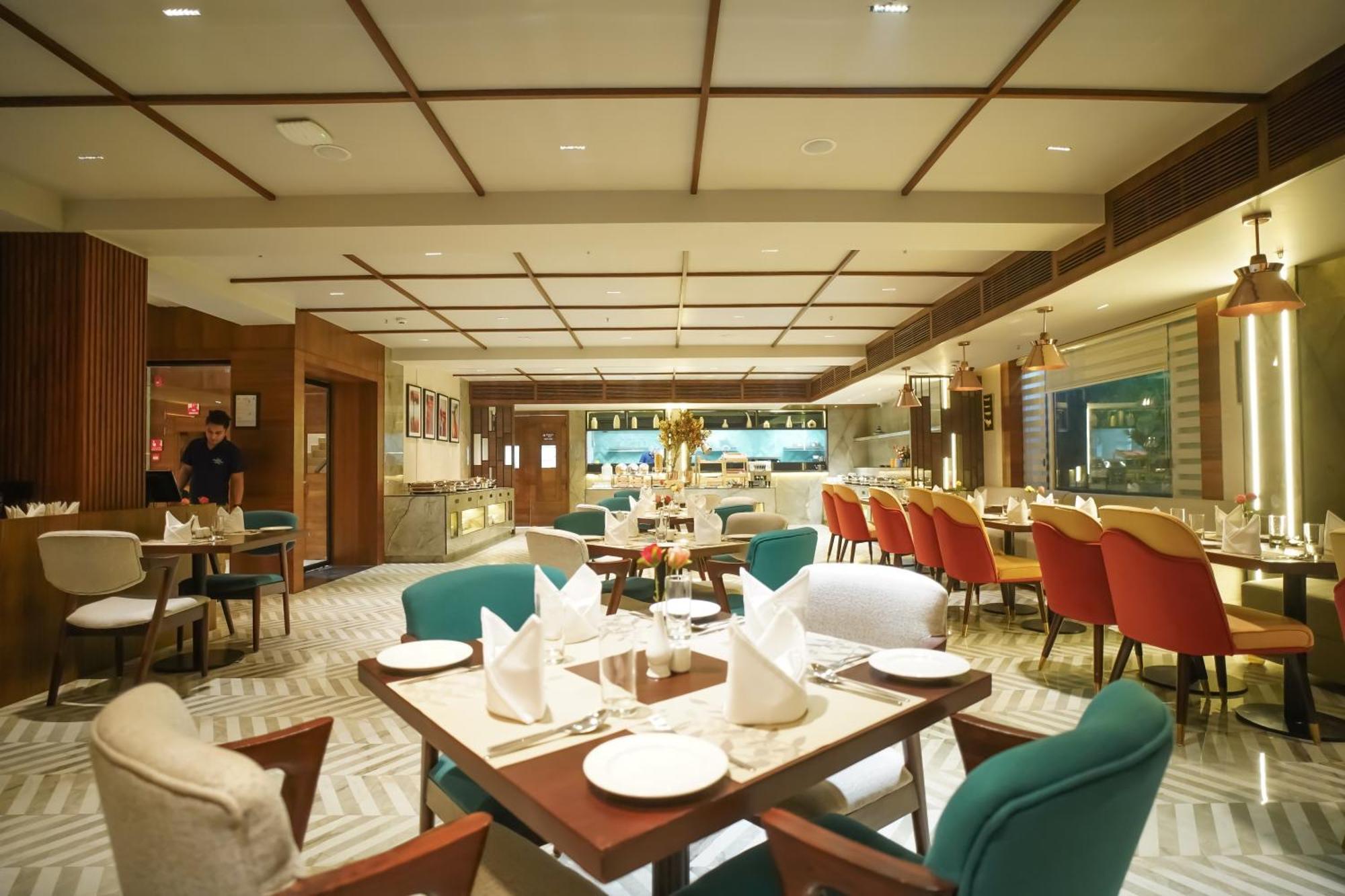 Ishaan Sarovar Portico เดฟการ์ ภายนอก รูปภาพ