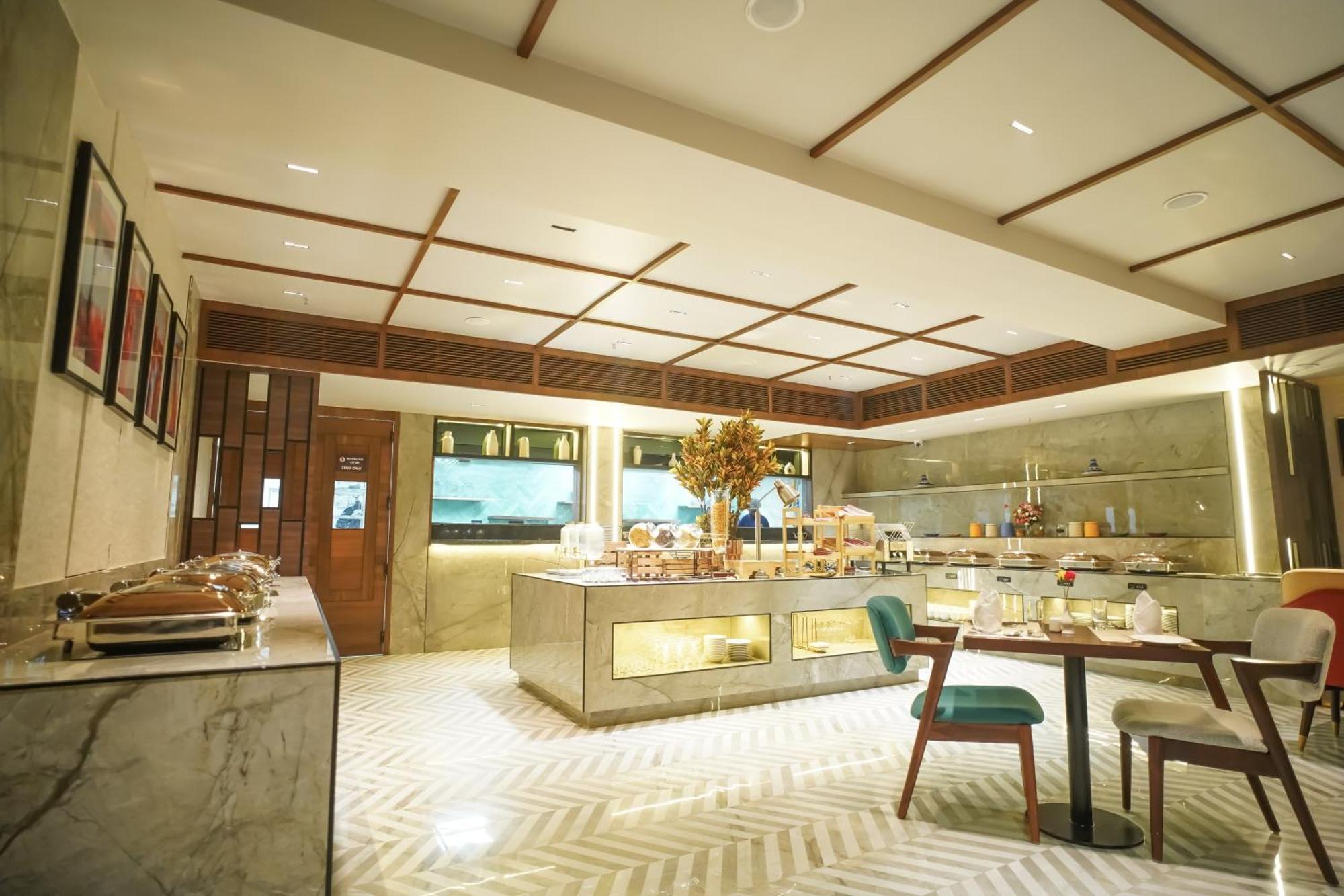 Ishaan Sarovar Portico เดฟการ์ ภายนอก รูปภาพ