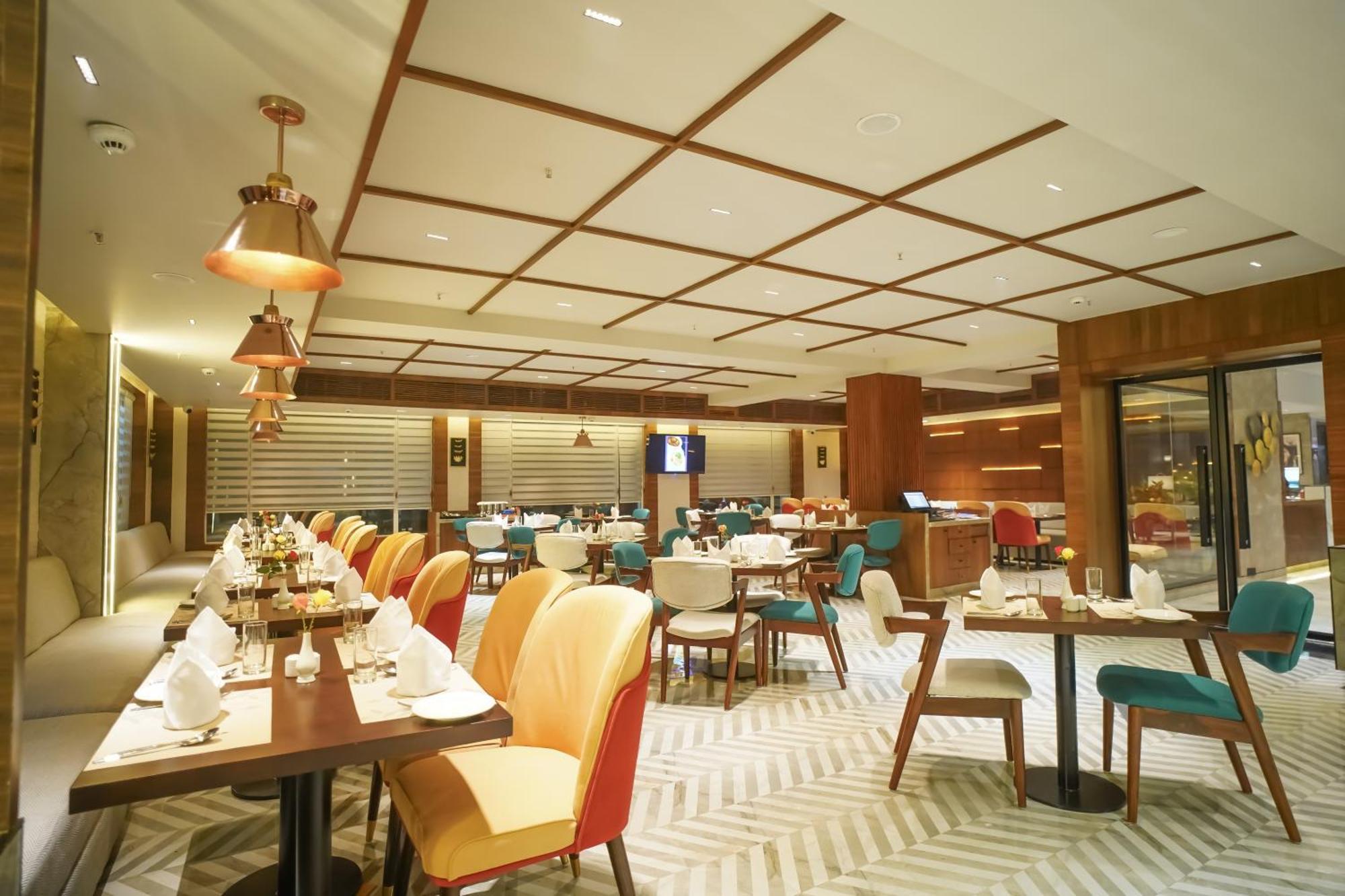 Ishaan Sarovar Portico เดฟการ์ ภายนอก รูปภาพ