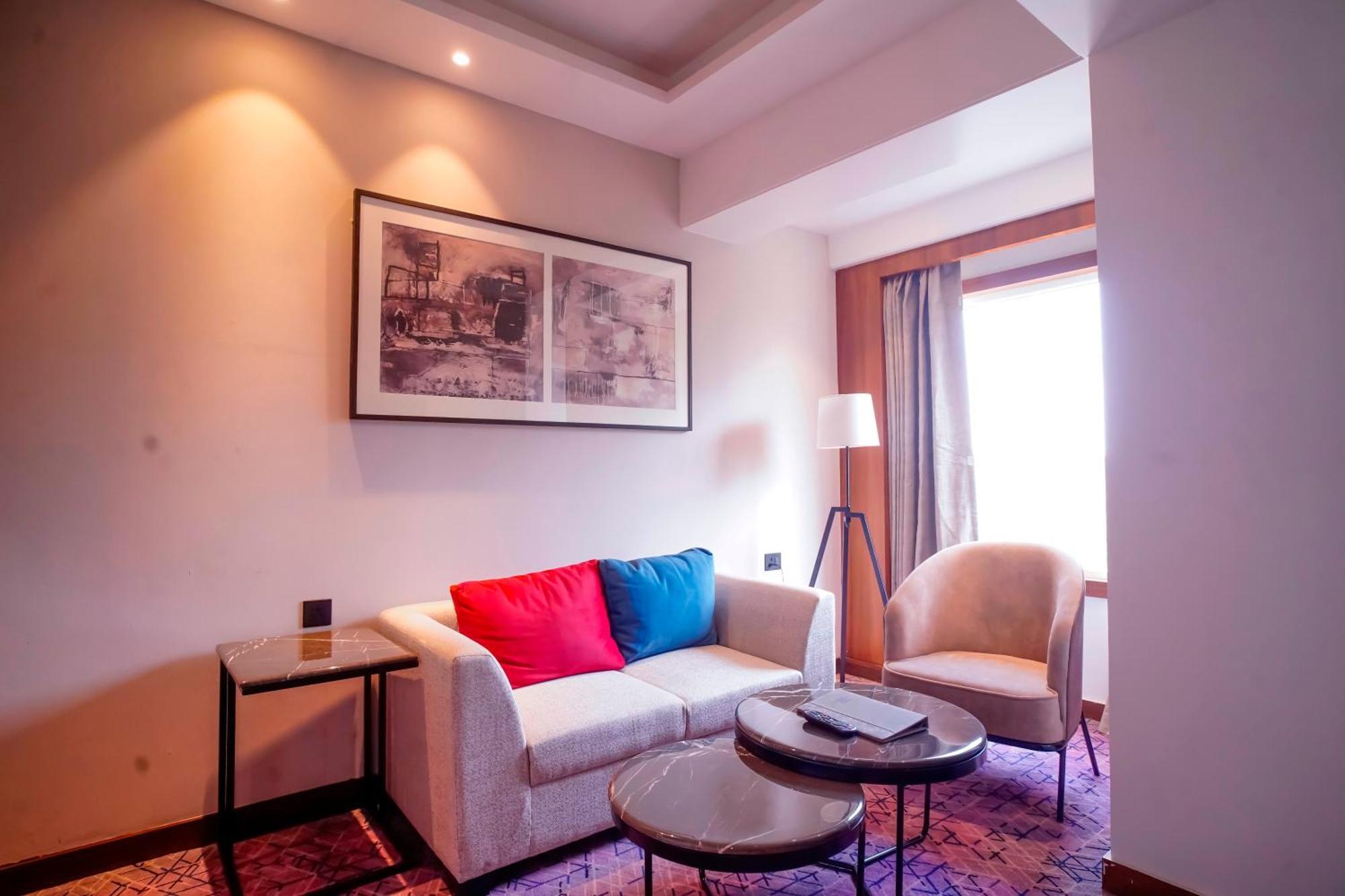 Ishaan Sarovar Portico เดฟการ์ ภายนอก รูปภาพ