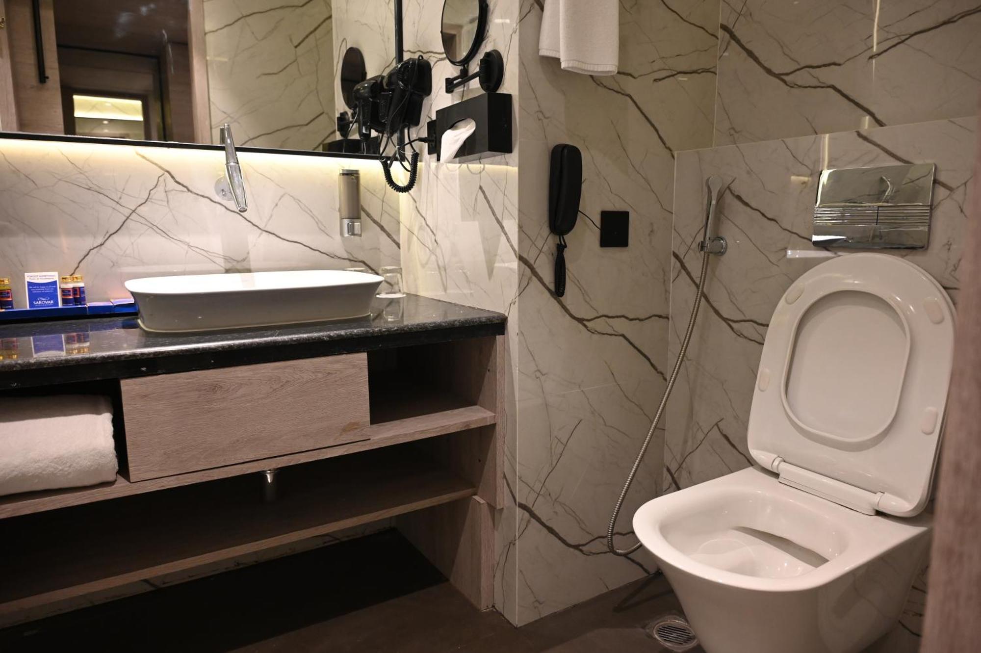 Ishaan Sarovar Portico เดฟการ์ ภายนอก รูปภาพ