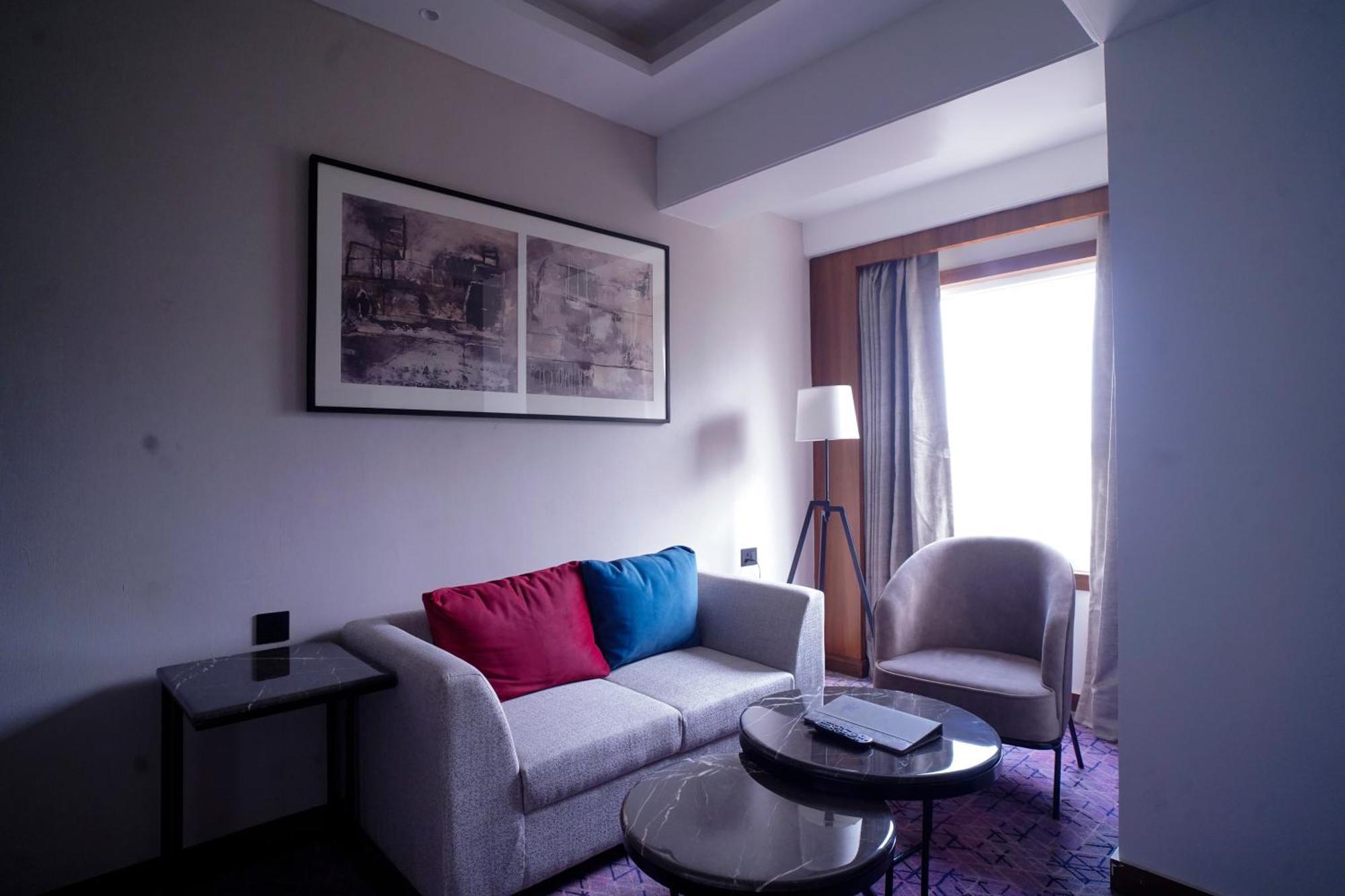 Ishaan Sarovar Portico เดฟการ์ ภายนอก รูปภาพ