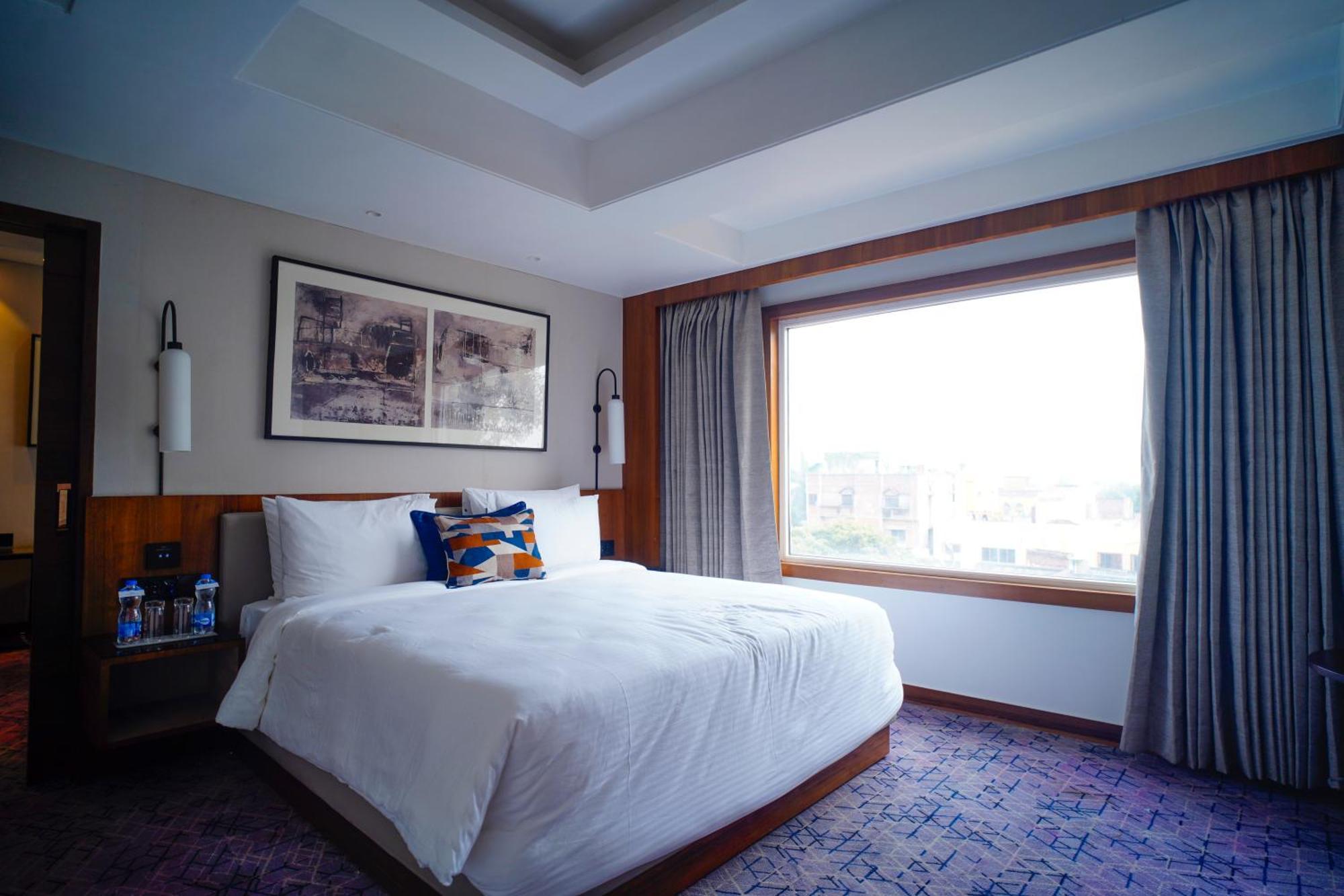 Ishaan Sarovar Portico เดฟการ์ ภายนอก รูปภาพ