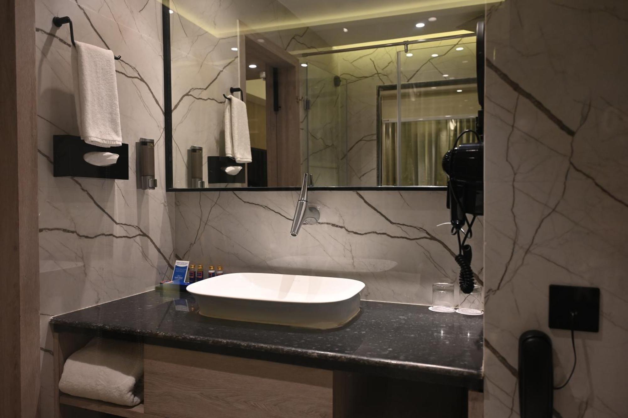 Ishaan Sarovar Portico เดฟการ์ ภายนอก รูปภาพ