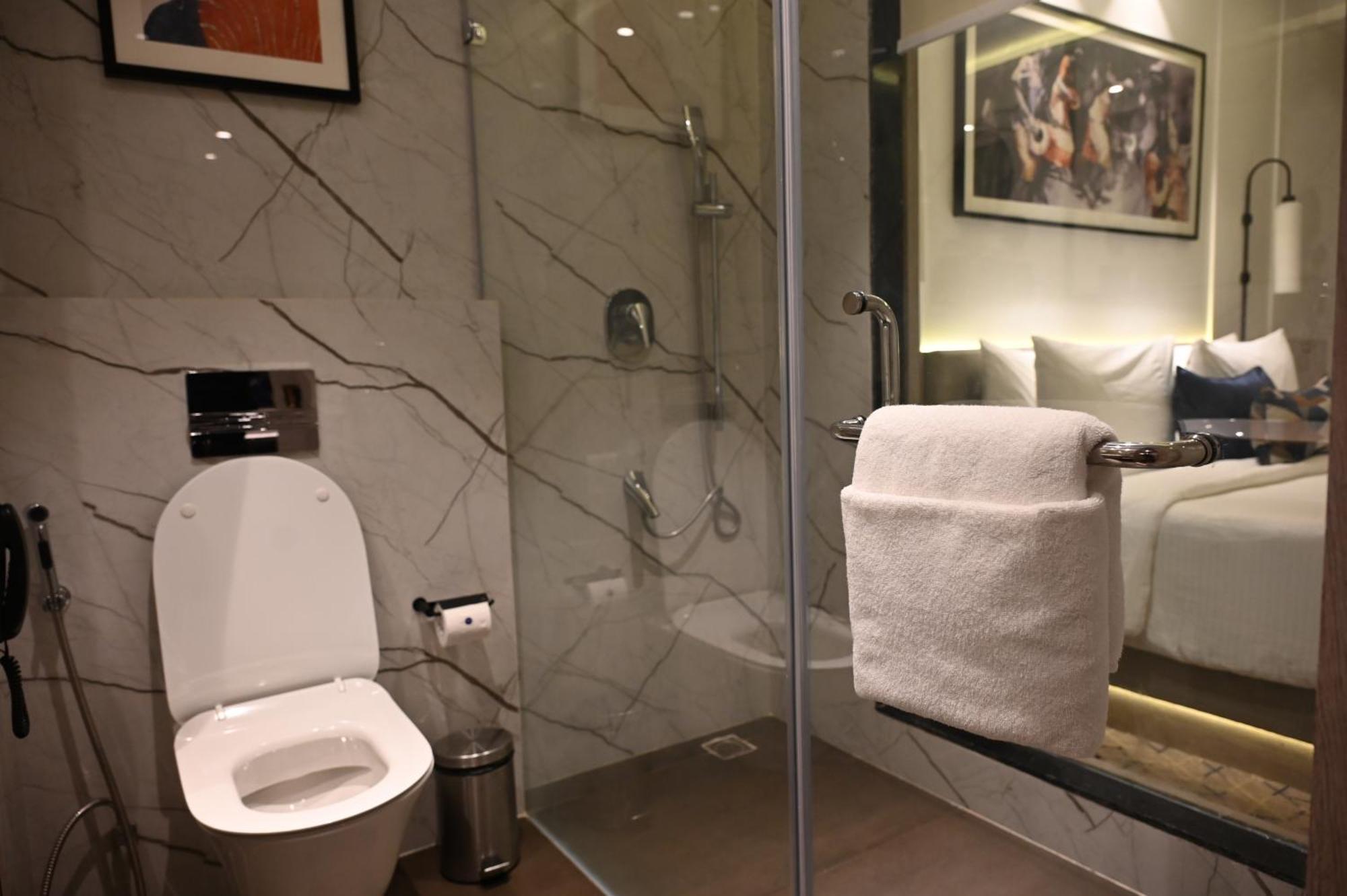 Ishaan Sarovar Portico เดฟการ์ ภายนอก รูปภาพ