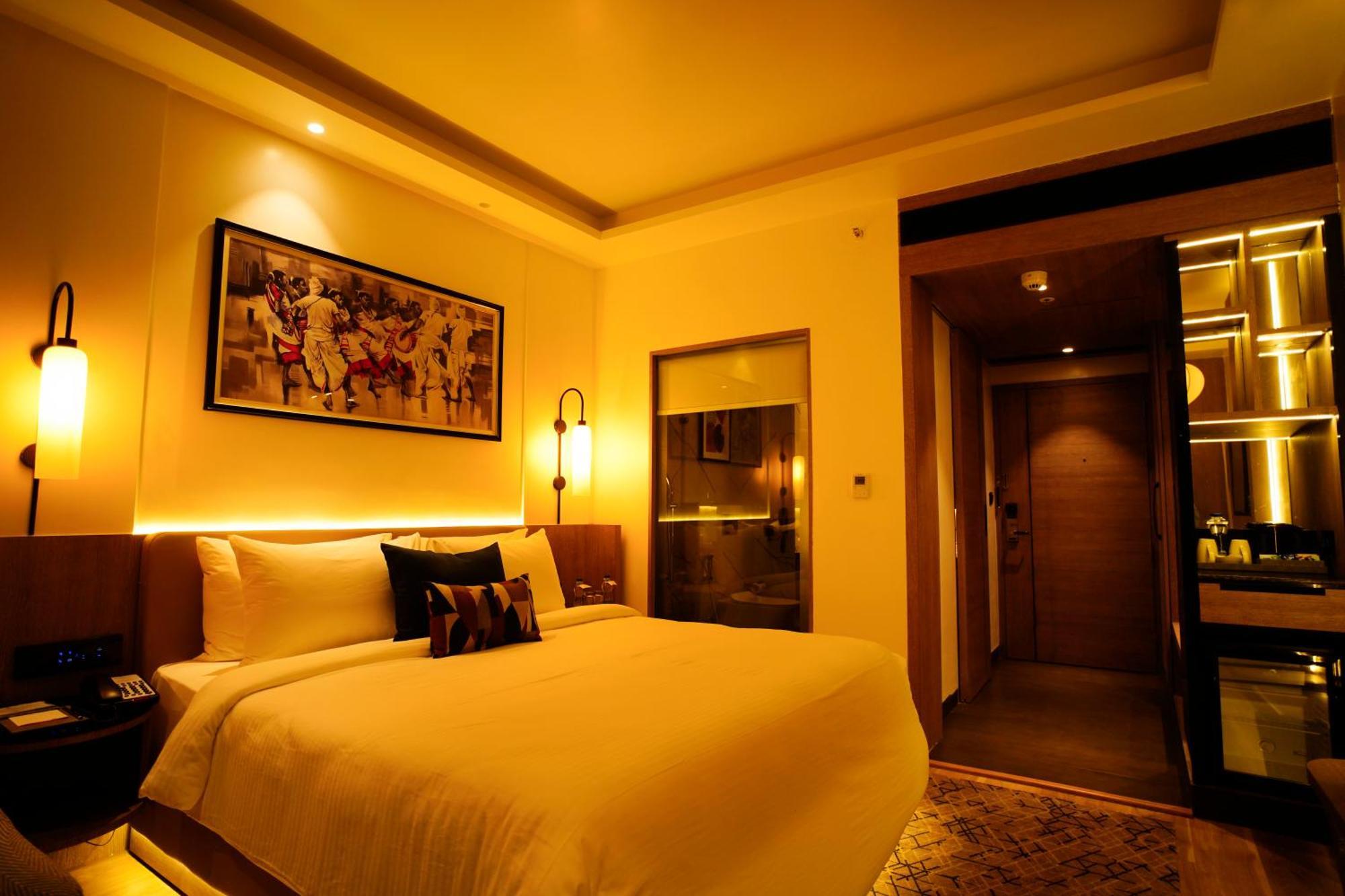 Ishaan Sarovar Portico เดฟการ์ ภายนอก รูปภาพ